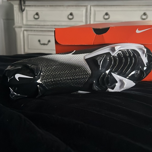 Great cleat at discounted price. NEVER WORN BRAND NEW!